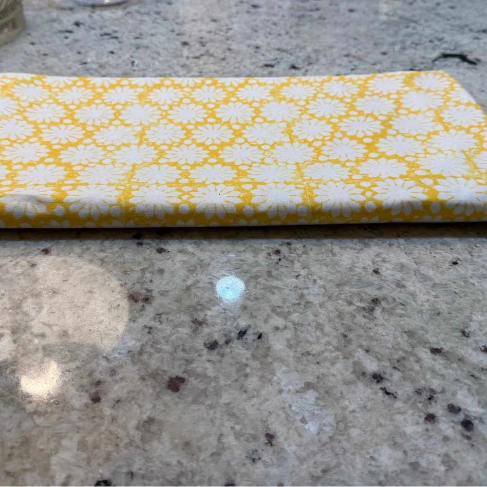 New! Sur La Table Daisy Floral Tablecloth 70x70
